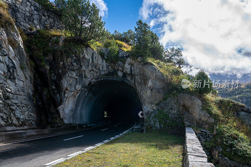 位于瑞士斯泰因冰川和斯泰因湖周围的美丽的瑞士阿尔卑斯山的Susten Pass